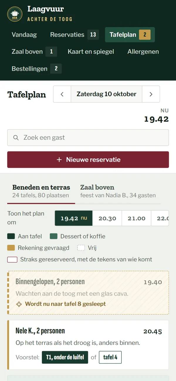 Het tafelplan in het programma voor een restaurant, het begin van de pagina op een gsm