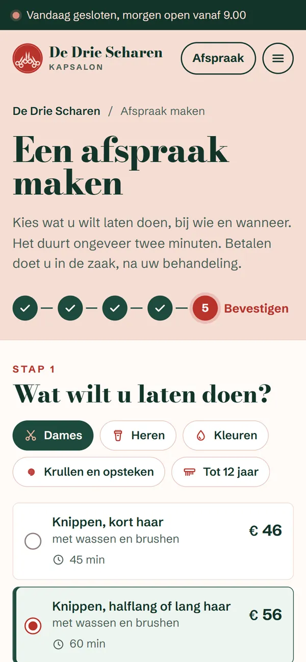 Een afspraak maken in de website voor een kapsalon, het begin van de pagina op een gsm