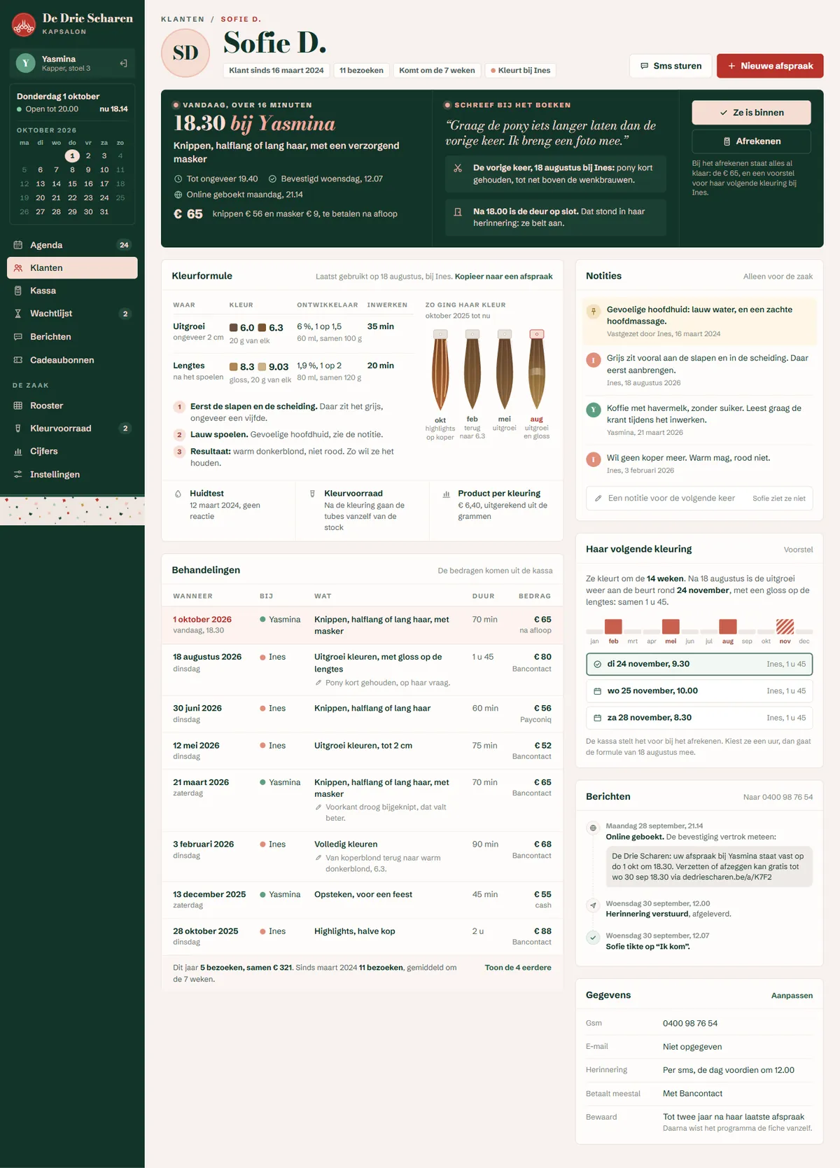 De fiche van één persoon in het programma voor een kapsalon, de hele pagina op een groot scherm