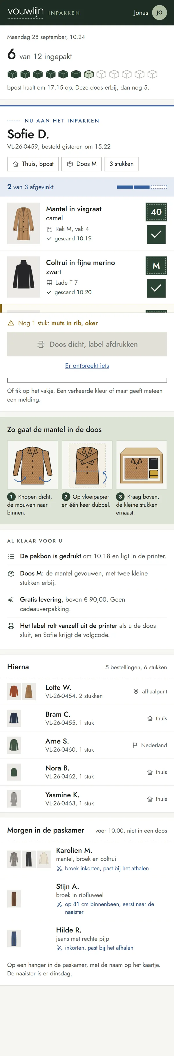 Inpakken op de gsm in het programma voor een kledingwinkel, de hele pagina op een gsm