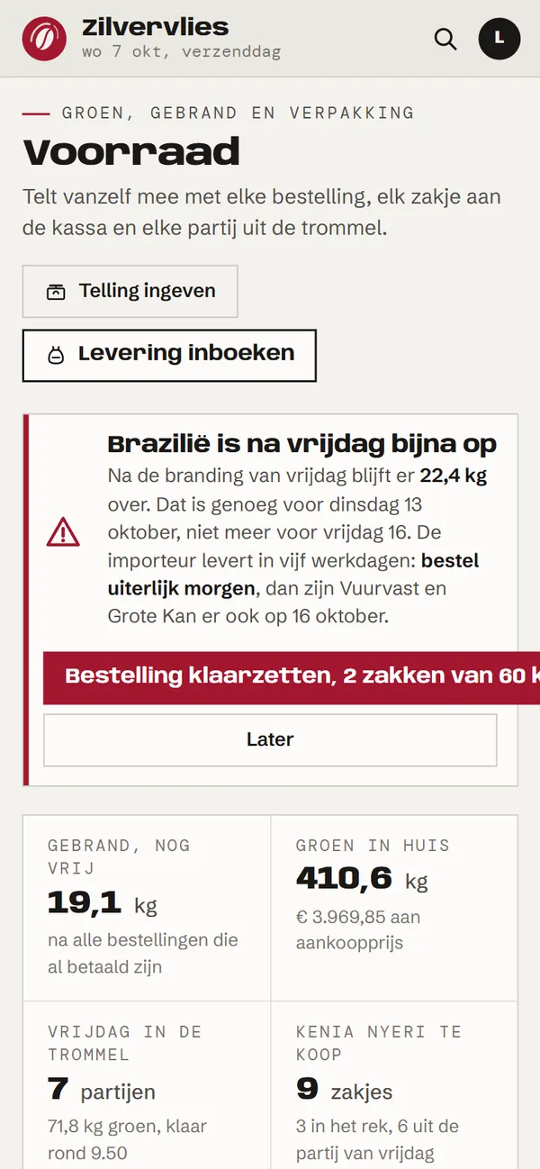 De voorraad in het programma voor een koffiebranderij, het begin van de pagina op een gsm